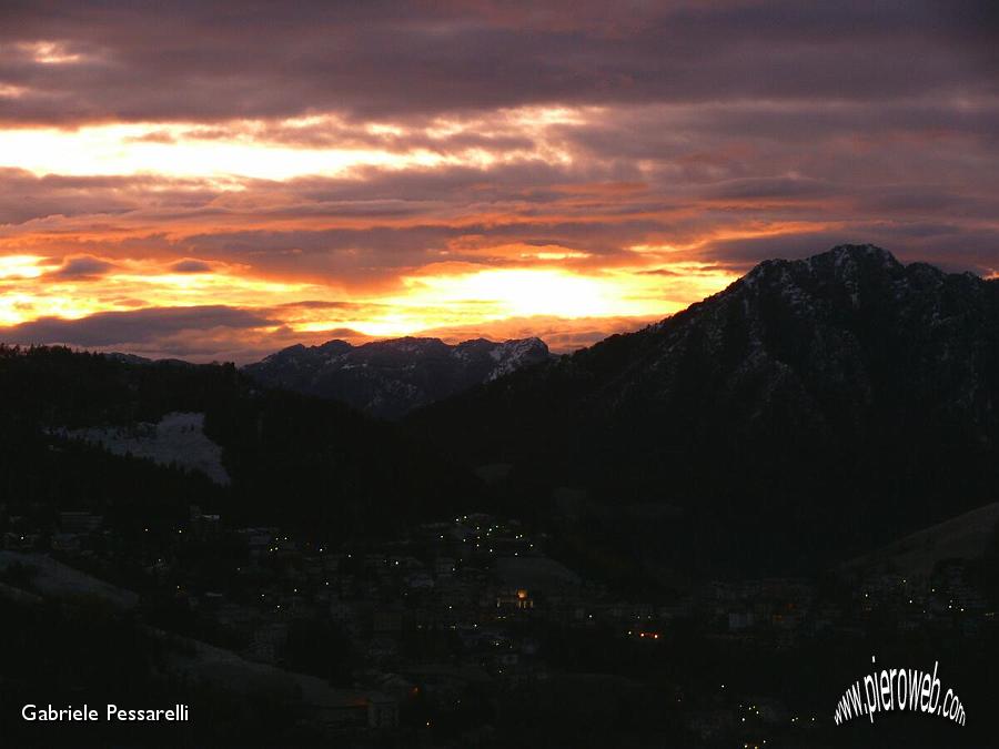 tramonto infuocato dopo nevicata.jpg